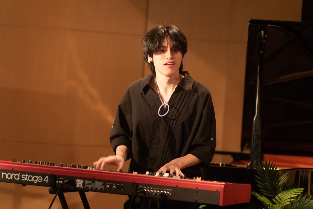 Live 04